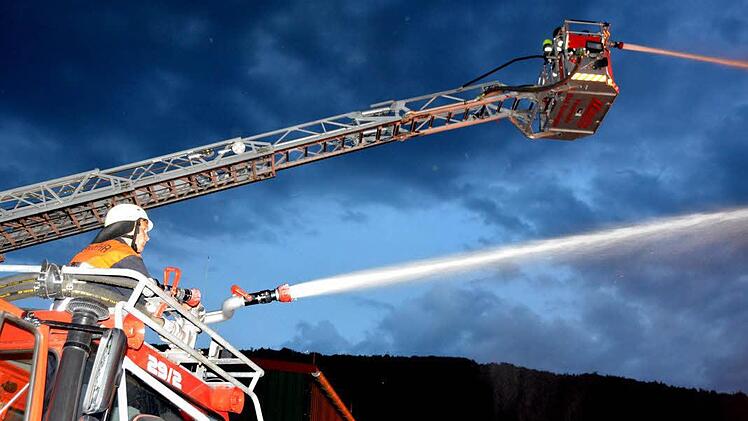 Kampf gegen meterhohe Flammen. Foto: Peter Rauch