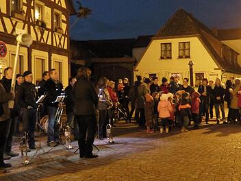 Die Euerdorfer Musikanten spielten weihnachtliche Weisen. Foto: Doris Bauer
