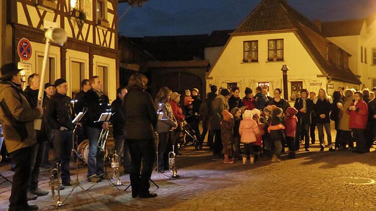 Die Euerdorfer Musikanten spielten weihnachtliche Weisen. Foto: Doris Bauer