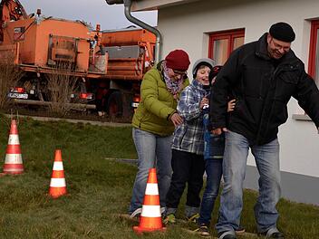 Familie Kleinhenz in Aktion: Sieht lustig aus, ist aber schwer umzusetzen. Alle laufen mit einem Brett. Foto: Kathrin Kupka-Hahn