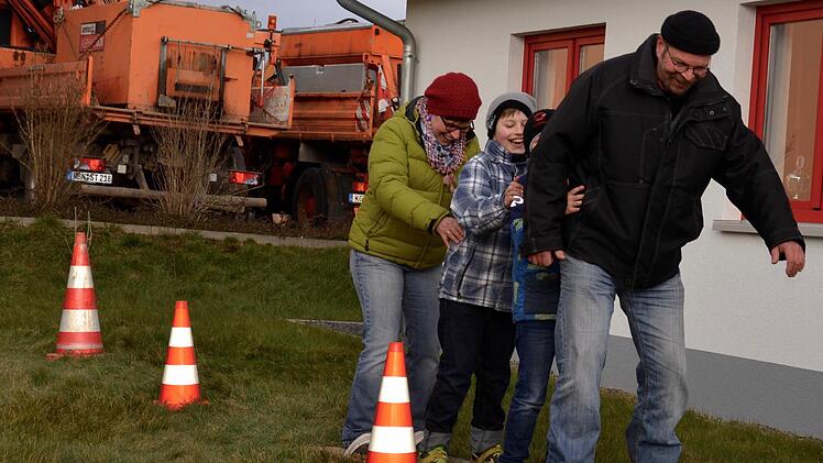Familie Kleinhenz in Aktion: Sieht lustig aus, ist aber schwer umzusetzen. Alle laufen mit einem Brett. Foto: Kathrin Kupka-Hahn