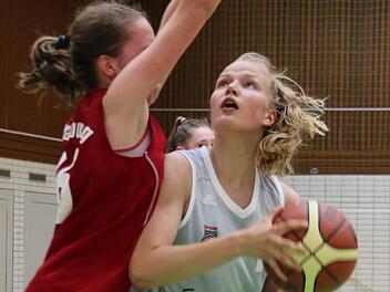 Wie Julia F&ouml;rner und bald auch Nina K&uuml;hhorn im Trikot der Nationalmannschaft aktiv: Magdalena Landwehr (r.), eine der Bamberger Leistungstr&auml;gerinnen Foto: privat