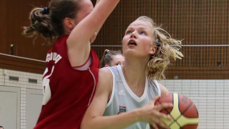 Wie Julia F&ouml;rner und bald auch Nina K&uuml;hhorn im Trikot der Nationalmannschaft aktiv: Magdalena Landwehr (r.), eine der Bamberger Leistungstr&auml;gerinnen Foto: privat