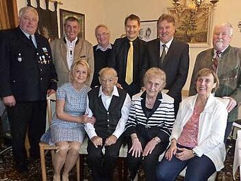 Josef Hildner (sitzend, mit von links Tochter Heidemarie, Ehefrau Irma und Tochter Georgine) im Kreise der Gratulanten.  Foto: Klaus-Peter Wulf
