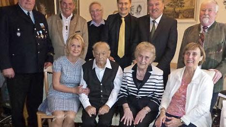 Josef Hildner (sitzend, mit von links Tochter Heidemarie, Ehefrau Irma und Tochter Georgine) im Kreise der Gratulanten.  Foto: Klaus-Peter Wulf