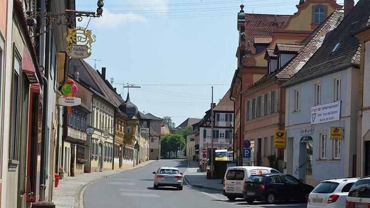 Die Öffentlichkeitsbeteiligung für das integrierte städtebauliche Entwicklungskonzept (ISEK) in Scheßlitz beginnt.  Ein Schwerpunkt liegt auf  dem  Verkehr  (das Archivbild zeigt die Hauptstraße rechts ein Plakat  mit Anwohnerprotesten gegen  Lärm und Abgase).    Mit dem Programm können auch Plätze und Gebäude verschönert werden.   Foto: Ronald Rinklef