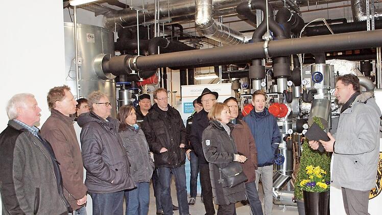 Der technische Leiter des Klinikums, Markus Semmelroch (rechts), informierte die Besucher des Aktionstages über die Energiezentrale des "Green Hospitals".