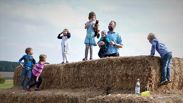Heu riechen, im wahrsten Wortsinn "begreifen": Das konnte alle beim Aktionstag "Agrotourismus", hier beim Rangabauern in Tennach.&nbsp;Rei&szlig;aus