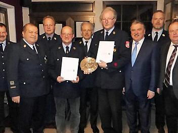 Die Auszeichnung von Günther Jahn (Vierter von rechts) und Lothar Scheler (Vierter von links) mit dem staatlichen Ehrenzeichen in Gold prägte die Hauptversammlung der Walberngrüner Wehr. Foto: Klaus-Peter Wulf