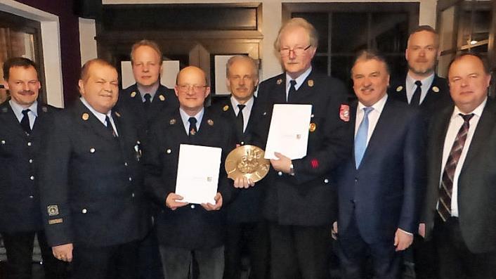 Die Auszeichnung von Günther Jahn (Vierter von rechts) und Lothar Scheler (Vierter von links) mit dem staatlichen Ehrenzeichen in Gold prägte die Hauptversammlung der Walberngrüner Wehr. Foto: Klaus-Peter Wulf