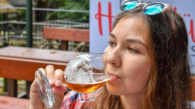 Auf den Geschmack kommt es an: Christina Weiss probiert ein Bier. Fotos: Ronald Rinklef