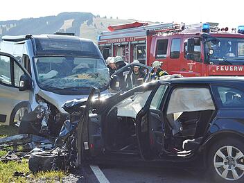 Oberweißenbrunn: Auto kracht frontal in Transporter
