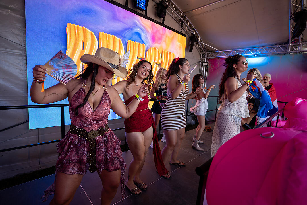 Mit vielen internationalen und nationalen Live-Acts.