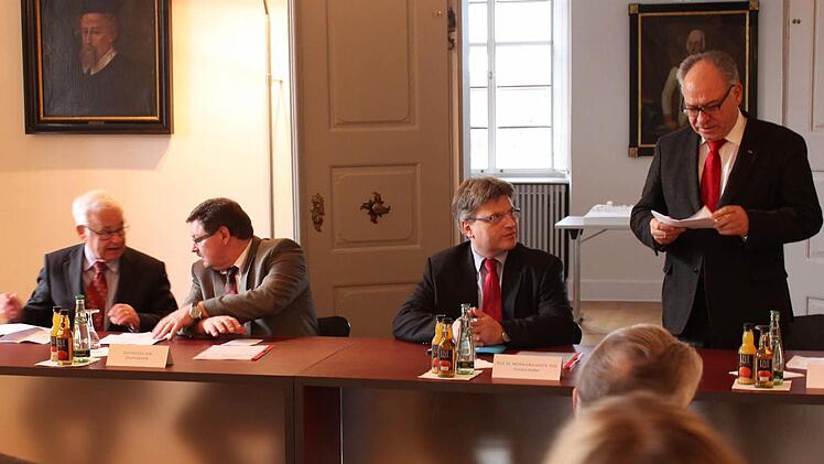 Bei der Vorstellung der Entwurfsplanung (von links): Landrat Rudolf Handwerker, Staatssekretär Gerhard Eck, Justizminister Winfried Bausback und Haßfurts Bürgermeister Rudi Eck.  Foto: Andreas Lösch