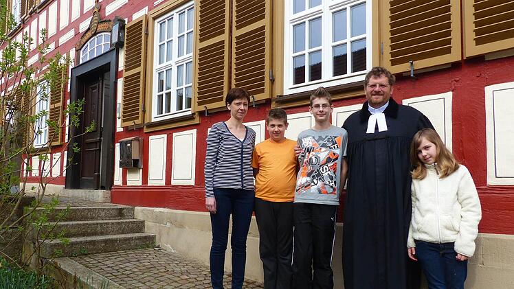 Sie bringen Leben ins Holzhäuser Pfarrhaus. Pfarrer Mátyás Beke in seiner Lutherkutte, wie man in Ungarn sagt, ist mit seiner Familie angekommen. Eingerahmt von seiner Frau Emö sind die Söhne Akos (links) und Mátyás, der wie sein Vater heißt. An den Seelsorger schmiegt sich die Tochter Johanna.