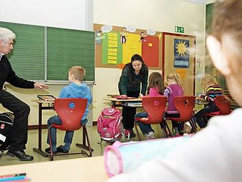 Alfred Rothaug und BirgittWytopil-May stellen ihre Betreuungstätigkeit für ein Foto nach.  Foto: Arkadius Guzy