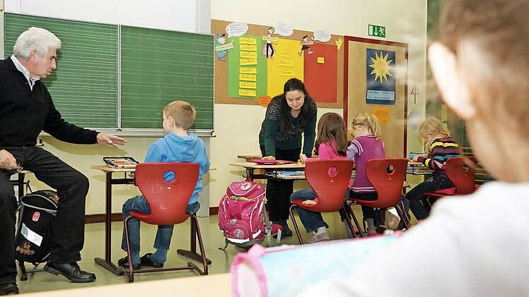 Alfred Rothaug und BirgittWytopil-May stellen ihre Betreuungstätigkeit für ein Foto nach.  Foto: Arkadius Guzy