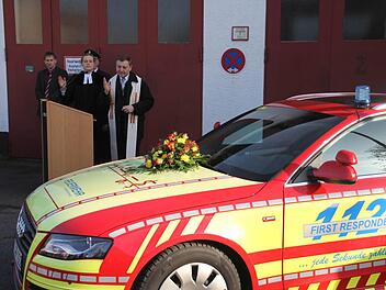 Den kirchlichen Segen erhielt "FR 79/1", das neue Einsatzfahrzeug der First-Responder Hafenpreppach durch die Geistlichen, Pfarrer Norbert Lang und Pfarrerin Sonja von Aschen (von rechts). Links Bürgermeister Wolfram Thein und verdeckt Kommandant Wolfgang Harnauer. Foto: Helmut Will