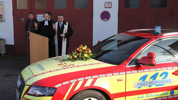 Den kirchlichen Segen erhielt "FR 79/1", das neue Einsatzfahrzeug der First-Responder Hafenpreppach durch die Geistlichen, Pfarrer Norbert Lang und Pfarrerin Sonja von Aschen (von rechts). Links Bürgermeister Wolfram Thein und verdeckt Kommandant Wolfgang Harnauer. Foto: Helmut Will