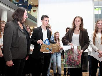 Jutta Romeis (links) freute sich sehr über die nützlichen Geschenke, die ihr die Vertreter der Schülermitverantwortung (SMV) überreichten. Foto: Johanna Blum