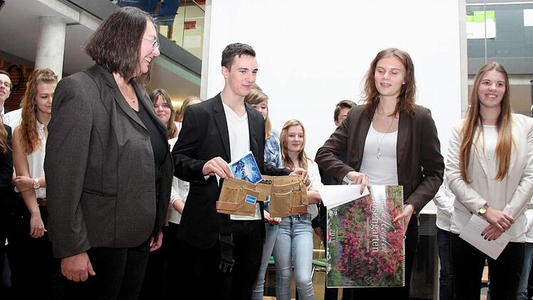 Jutta Romeis (links) freute sich sehr über die nützlichen Geschenke, die ihr die Vertreter der Schülermitverantwortung (SMV) überreichten. Foto: Johanna Blum