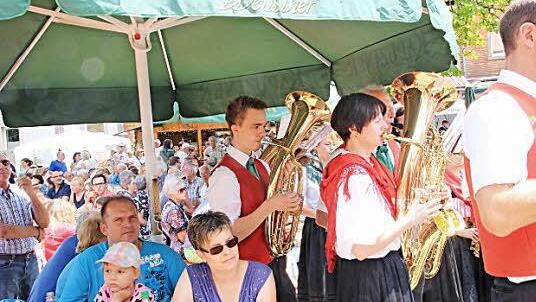 Wer konnte, Musiker und Gäste, suchte Platz unter den Sonnenschirmen am Anger.