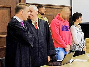 Eine Dolmetscherin übersetzte dem Angeklagten (2. v. r.), was ihm vorgeworfen wird. Foto: Nikolas Pelke