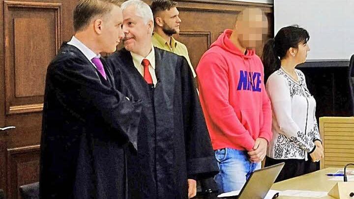 Eine Dolmetscherin übersetzte dem Angeklagten (2. v. r.), was ihm vorgeworfen wird. Foto: Nikolas Pelke