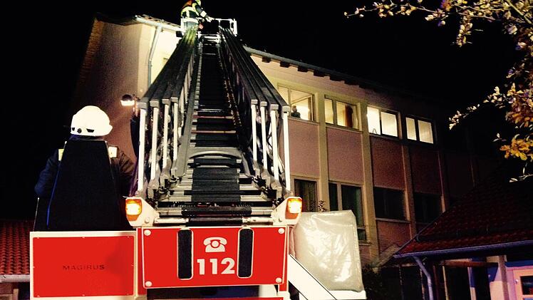 Im derzeit leer stehenden Grundschulgebäude übten die Feuerwehren aus dem oberen Sinngrund.  Foto: Sebastian Schmitt-Matthea