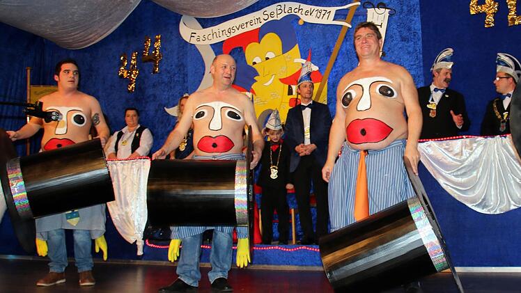 ... verbergen sich die Bäuche von Maxi Neeb, Thomas Eiermann, Wolfgang Brasch und Walter Bartsch (nicht im Bild).Foto: Bettina Knauth