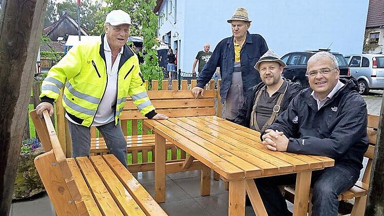 Die neuen Sitzbänke wurden im Rahmen der Kirchweih in Kohlstein eingeweiht und natürlich gleich Probe gesessen. Foto: Thomas Weichert