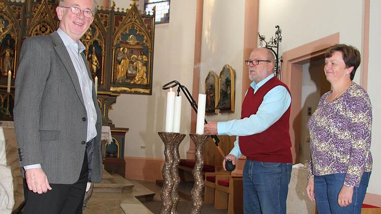 Dekan Hans Roppelt freut sich, dass die Stadtpfarrkirche Zu Unserer Lieben Frau einen neuen Mesner verpflichten konnte: Hans Dirscherl (58) ist schon jahrelang als Lektor engagiert, jetzt fungiert er auch noch als Mesner und Hausmeister. Rechts die Mesnerin von St. Hedwig, Elisabeth Motschenbacher. Foto: Sonny Adam