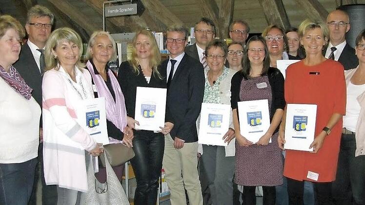 Bürgermeister, Minister und Vertreter der Büchereien bei der Preisverleihung in Straubing Foto: p