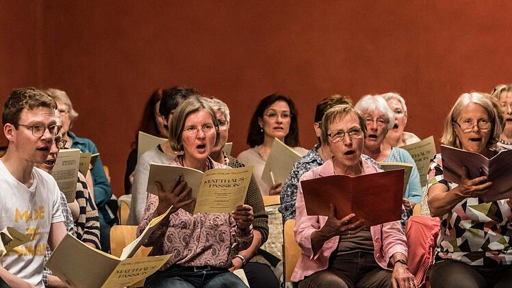 Unter der Leitung von Peter Stenglein bereitet sich der Coburger Bachchor auf die Aufführung von Telemanns Matthäuas-Passion von 1746 vor.Foto: Jochen Berger
