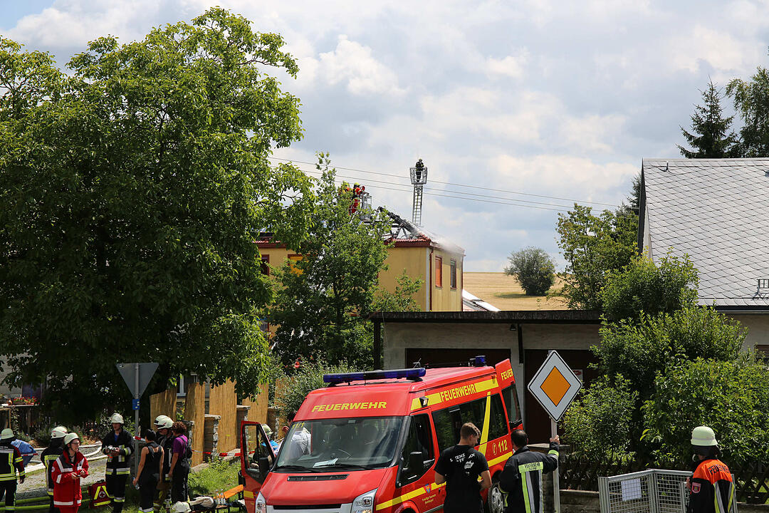 Feuer erweist sich als hartnŠckig - Dachstuhl von Wohnhaus geht in Flammen auf
