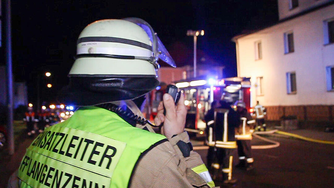 Dachstuhlbrand fordert Feuerwehr: Brandobjekt schwer zugänglich