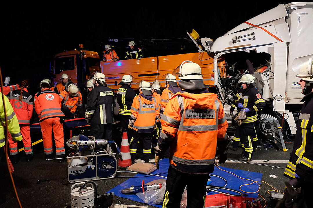 Schwerer Lkw-Unfall auf der A9 bei Nürnberg-Feucht: Fahrer eingeklemmt und lebensgefährlich verletzt