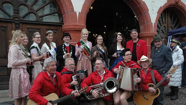 Die Albertos sorgen f&uuml;r Stimmung rund ums Genussfestival. In Ebern f&uuml;hlten sich die Musiker im Kreise der gekr&ouml;nten H&auml;upter besonders wohl. Fotos: Moni G&ouml;hr/Landratsamt Ha&szlig;berge