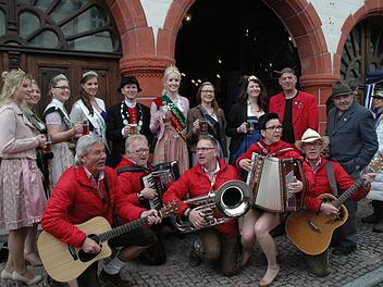 Die Albertos sorgen für Stimmung rund ums Genussfestival. In Ebern fühlten sich die Musiker im Kreise der gekrönten Häupter besonders wohl. Fotos: Moni Göhr/Landratsamt Haßberge