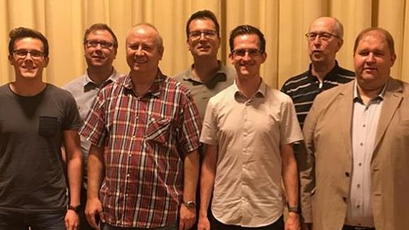 Der neue Bezirksvorstand, v. li.: Johannes Kühlhorn (Sportgericht), Bernd Wohlhöfer, Jürgen Sperber, Martin Distler, Christoph Schmidt, Peter Frühbeißer. Re. BTTV-Vizepräsident Gunther Czepera privat