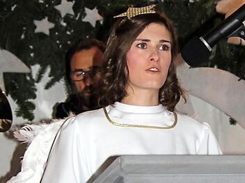 Das Weidh&auml;user Christkind er&ouml;ffnete das weihnachtliche Dorffest der Gemeinde Weidhausen.  Foto: Alexandra Kemnitzer