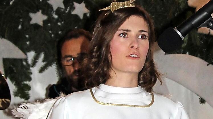 Das Weidh&auml;user Christkind er&ouml;ffnete das weihnachtliche Dorffest der Gemeinde Weidhausen.  Foto: Alexandra Kemnitzer