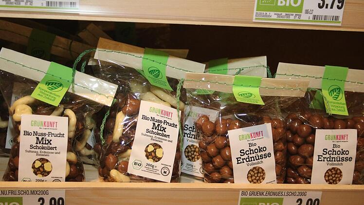 Da die Cellulose nicht zugeschweißt werden kann, sind die Verpackungen mit einem Garn vernäht. Mirjam Stumpf