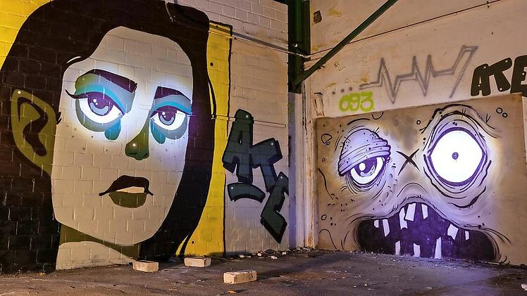 Glühende Augen: Mit Hilfe von Taschenlampen, die das Grün der Augen noch intensiver leuchten lassen, setzte Florian Bleymann diese Graffiti-Gesichter in Szene.