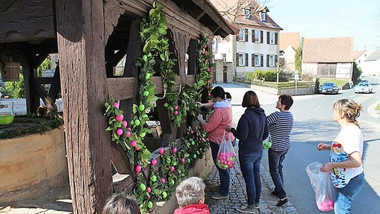 Nach der Müllsammelaktion wurde erstmals in Schnaid ein Osterbrunnen geschmückt. Foto: privat