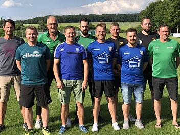 Unser Bild zeigt das Trainerteam  und die Führungsriege des FC WMP Lauertal mit (hinten, von links) Gary Huntoon, Ansgar Iff, Carsten Dietz, Lorenz Seufert und Sven Geßner sowie (vorne, von links) Martin Schendzielorz, Thomas Schweizer, Stefan Heck, Alexander Heck und Jochen Markert.FC WMP Lauertal