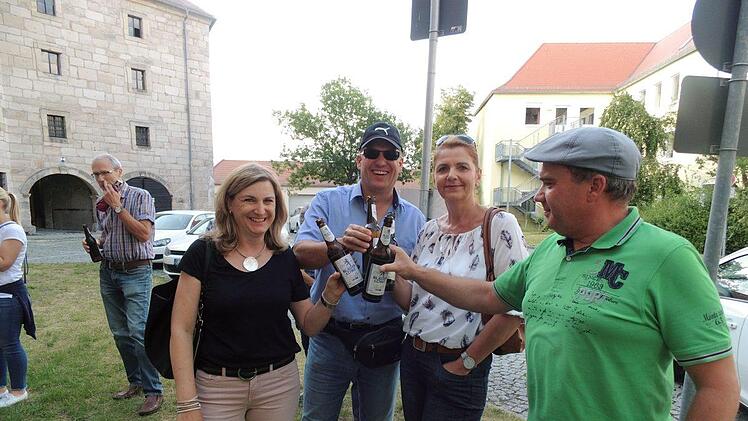 Zum trinken gab es Bier oder Schorle. Foto: Britta Schnake