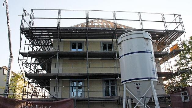 Die Generalsanierung der Altenkunstadter Grundschule geht voran. Bei der Dachsanierung des Altbaus liegt man jedoch drei Wochen im Zeitverzug. Das teilte Bürgermeister Robert Hümmer im Bauausschuss mit. Foto: Stephan Stöckel