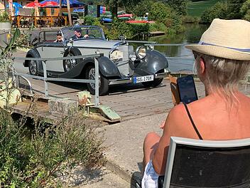 Die 2. ADAC-Herzog-Hedan-Fahrt des AMSC Hammelburg begeisterte Fahrer und Zuschauer. Rund 110 historische Fahrzeuge begaben sich auf die 175 Kilometer lange Strecke, die unter anderem über die Schwimmbrücke an der Roßmühle führte.