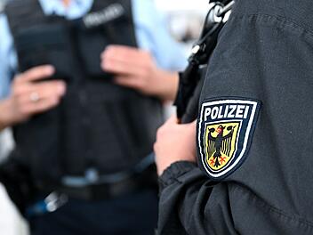 Augsburger Bahnhof: Frau uriniert und attackiert Bahnmitarbeiter